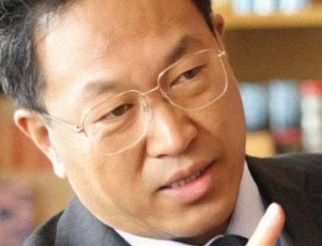 他出门要12名女秘书陪伴，敛财百亿成首富