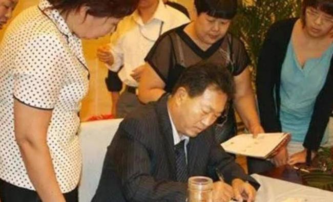 他出门要12名女秘书陪伴，敛财百亿成首富