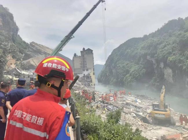 “拼命地跑,腿脚都是软的” 重庆男子讲述滑坡 “拼命地跑,腿脚都是软的” 重庆男子讲述滑坡