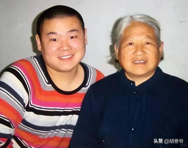 岳云鹏自曝母亲患尿毒症 每天透析、又患疱疹 岳云鹏自曝母亲患尿毒症 每天透析、又患疱疹