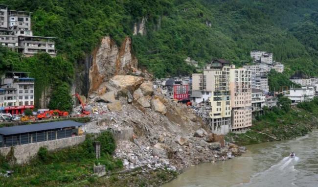 中国120专家现场处置重庆山体崩塌 中国120专家现场处置重庆山体崩塌