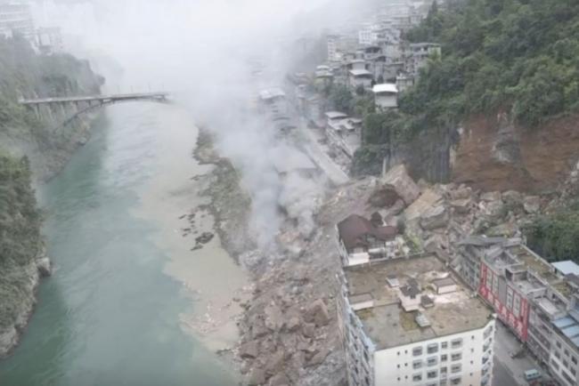 重庆山崩现场发现疑似生命迹象 但是… 重庆山崩现场发现疑似生命迹象 但是…