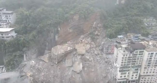 重庆山崩现场发现疑似生命迹象 但是… 重庆山崩现场发现疑似生命迹象 但是…