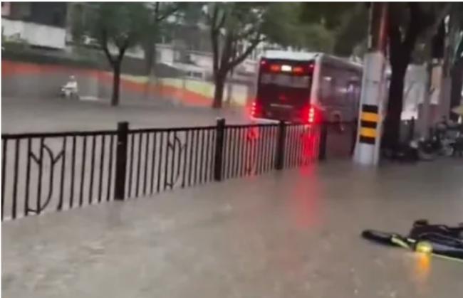 习近平才去就淹大水!上海杨浦区一片汪洋 习近平才去就淹大水!上海杨浦区一片汪洋