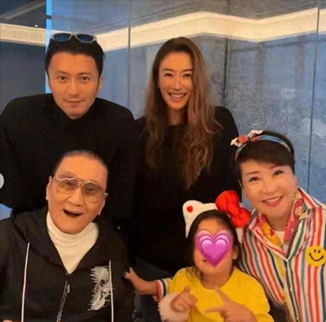 谢贤死因曝光,港媒曝火葬内幕,难怪她哭红眼 谢贤死因曝光,港媒曝火葬内幕,难怪她哭红眼