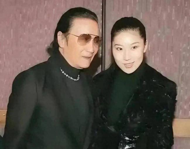 谢贤死因曝光,港媒曝火葬内幕,难怪她哭红眼 谢贤死因曝光,港媒曝火葬内幕,难怪她哭红眼