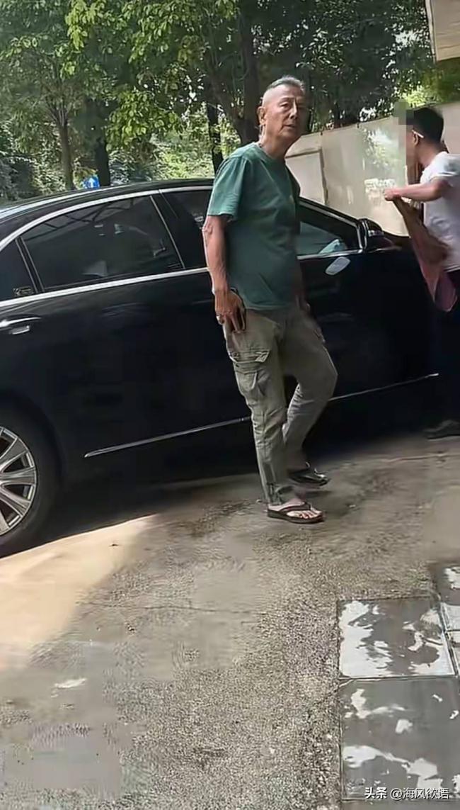 72岁刘德凯被曝昆明养老,满头白发依旧帅气 72岁刘德凯被曝昆明养老,满头白发依旧帅气