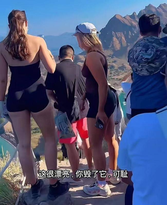 400万次观看 中国游客乱丢垃圾被老外泼水问候 400万次观看 中国游客乱丢垃圾被老外泼水问候