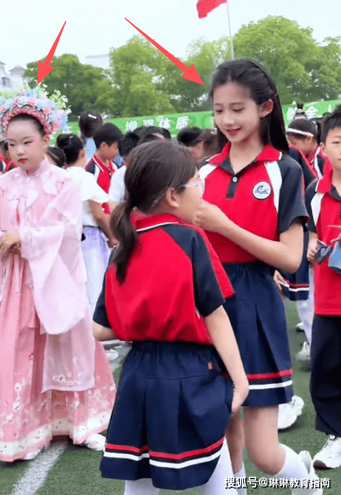 小学女生颜值走红,男同学的眼神说明一切 小学女生颜值走红,男同学的眼神说明一切