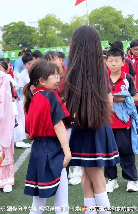 小学女生颜值走红,男同学的眼神说明一切 小学女生颜值走红,男同学的眼神说明一切
