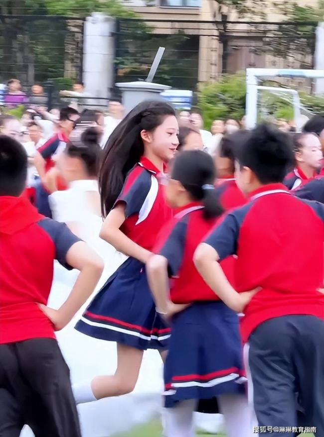 小学女生颜值走红,男同学的眼神说明一切 小学女生颜值走红,男同学的眼神说明一切