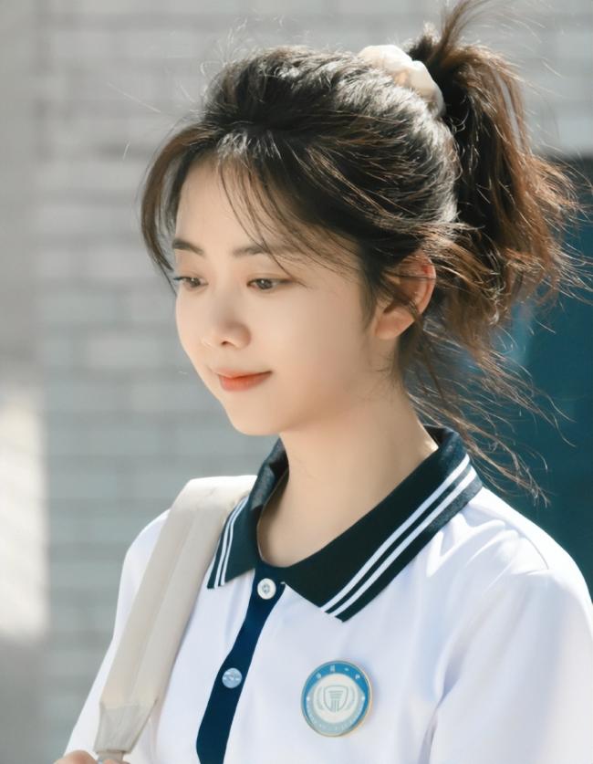 强行扮嫩,梳个齐刘海就硬演少女 强行扮嫩,梳个齐刘海就硬演少女