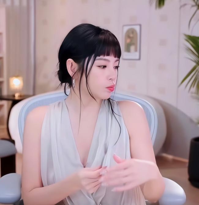 强行扮嫩,梳个齐刘海就硬演少女 强行扮嫩,梳个齐刘海就硬演少女