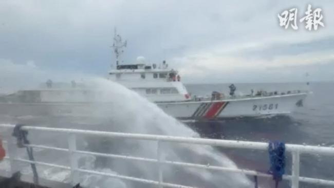 中国海警发射水炮 中国海警发射水炮