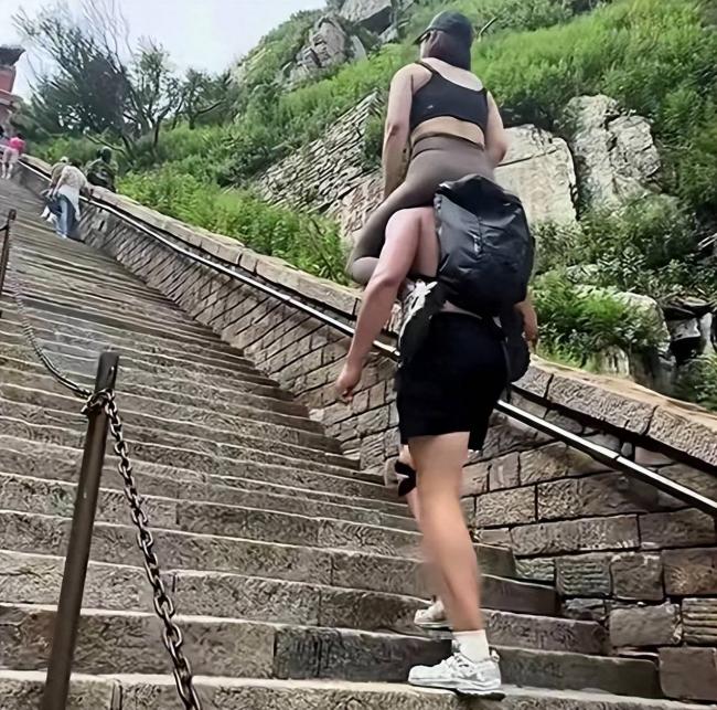 陌生男女贴身搂抱...泰山陪爬彻底变味 陌生男女贴身搂抱...泰山陪爬彻底变味