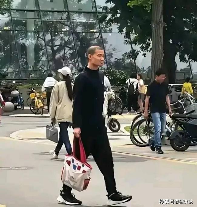 王虹导师曝光 这装扮跟北大韦东奕有一拼 王虹导师曝光 这装扮跟北大韦东奕有一拼