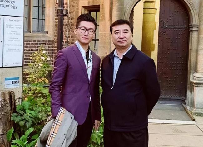 白岩松藏了28年的儿子,竟成央视最不敢惹的人 白岩松藏了28年的儿子,竟成央视最不敢惹的人