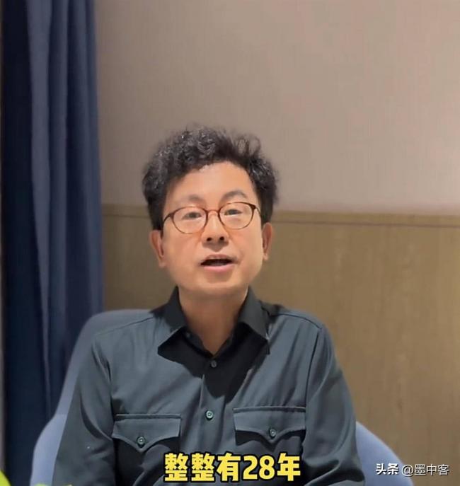 他追着周星驰道谢20米，卑微到“跪舔”