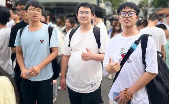 考完试天天躺著“滑手机5小时” 突然无法走路 考完试天天躺著“滑手机5小时” 突然无法走路
