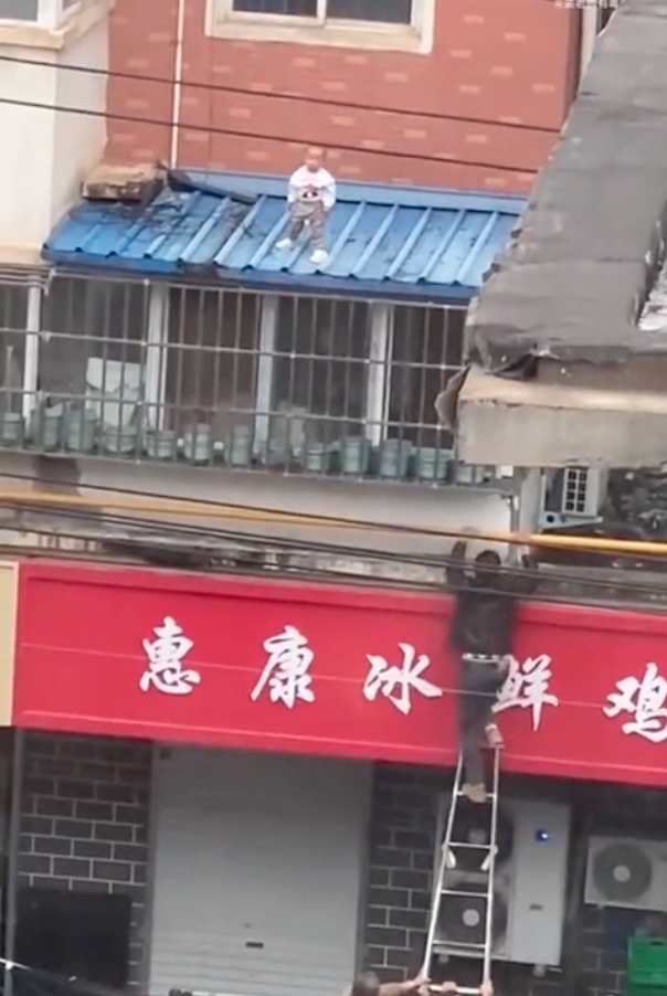 江苏火灾母女坠楼发酵 网友打脸消防“无法救”
