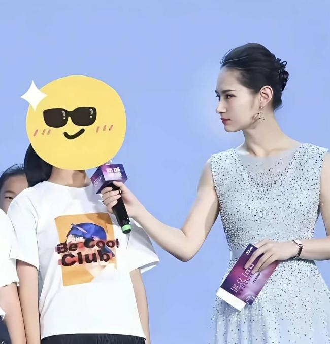 《奥德赛》剧组访华 上海女主持弯腰、屈膝.... 《奥德赛》剧组访华 上海女主持弯腰、屈膝....