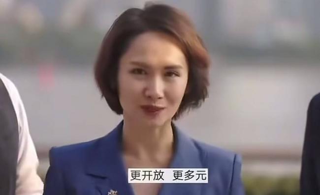 《奥德赛》剧组访华 上海女主持弯腰、屈膝.... 《奥德赛》剧组访华 上海女主持弯腰、屈膝....