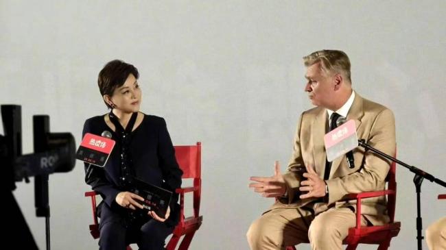 《奥德赛》剧组访华 上海女主持弯腰、屈膝.... 《奥德赛》剧组访华 上海女主持弯腰、屈膝....
