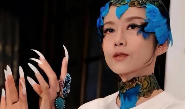 舞伴猝逝后岁杨丽萍近况曝光,难怪小彩旗不接班 舞伴猝逝后岁杨丽萍近况曝光,难怪小彩旗不接班
