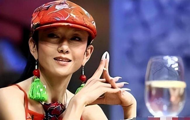 舞伴猝逝后岁杨丽萍近况曝光,难怪小彩旗不接班 舞伴猝逝后岁杨丽萍近况曝光,难怪小彩旗不接班