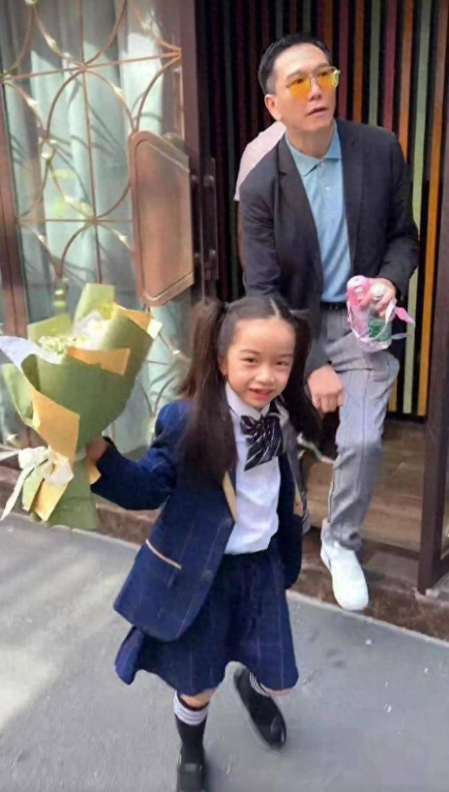 61岁温兆伦定居北京 10岁女儿很漂亮 61岁温兆伦定居北京 10岁女儿很漂亮