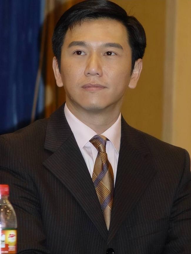 61岁温兆伦定居北京 10岁女儿很漂亮 61岁温兆伦定居北京 10岁女儿很漂亮