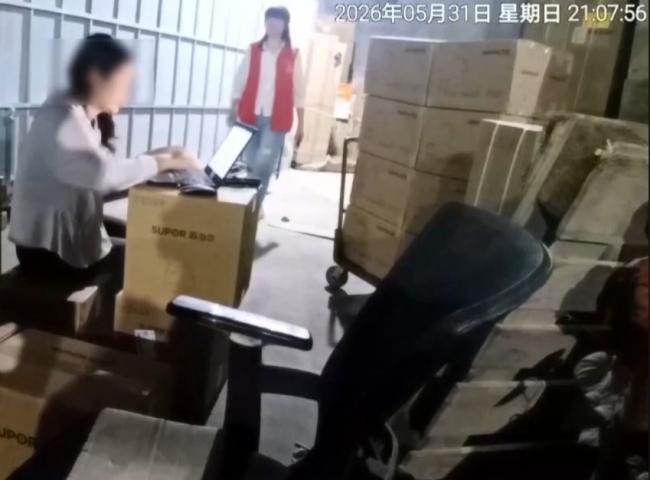 成都女子零元购逾3000件电器被抓 成都女子零元购逾3000件电器被抓