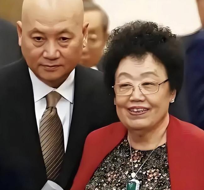 难怪遗产一分不要?迟重瑞已过上另一种人生 难怪遗产一分不要?迟重瑞已过上另一种人生