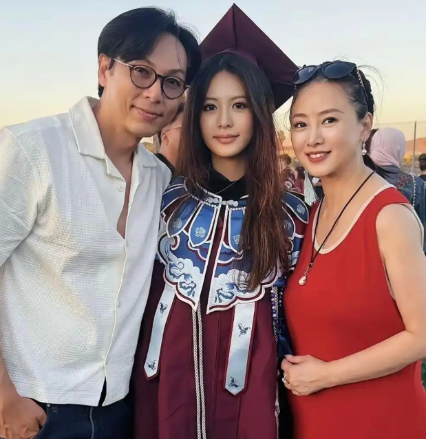 黄多多美过父母上热搜,有些星二代却没长过父母 黄多多美过父母上热搜,有些星二代却没长过父母