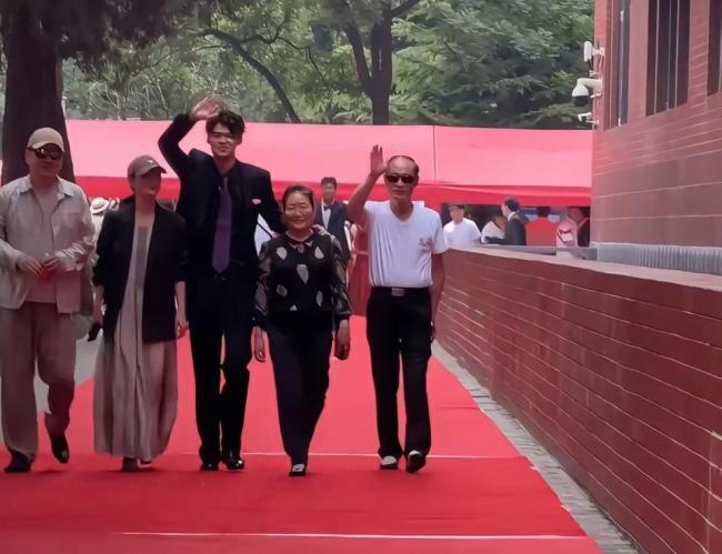 黄多多美过父母上热搜,有些星二代却没长过父母 黄多多美过父母上热搜,有些星二代却没长过父母