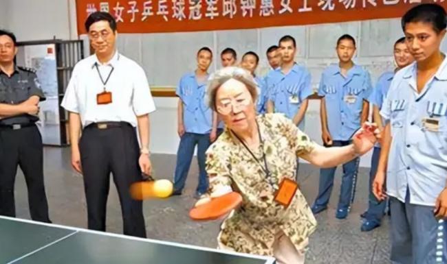她是中国首个世界冠军 晚年却在国外摆地摊 她是中国首个世界冠军 晚年却在国外摆地摊