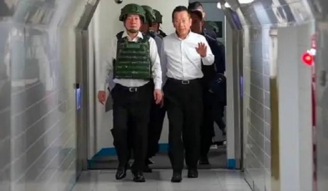 赖清德头戴钢盔练“逃生”