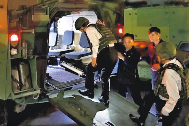 赖清德头戴钢盔练“逃生”