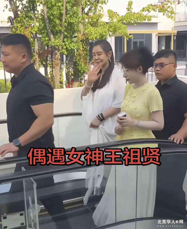 慎入:王祖贤终于摘掉了口罩和墨镜 慎入:王祖贤终于摘掉了口罩和墨镜
