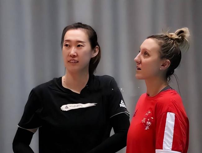 1米92的女排前国手,退役后竟“沦落”至此? 1米92的女排前国手,退役后竟“沦落”至此?