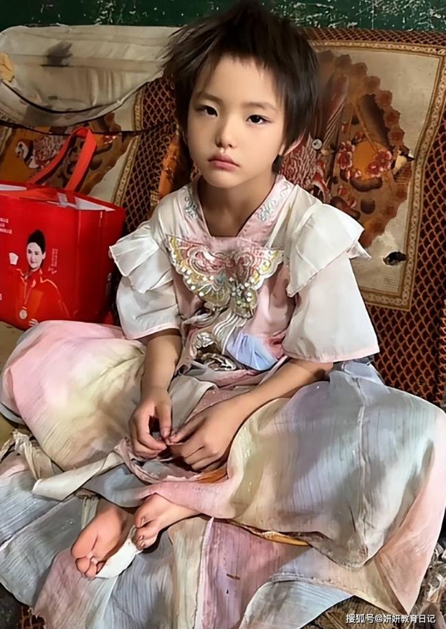 农村小学女生相貌惊艳，网友却说灾难