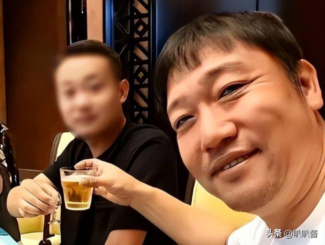 手机在桌缝里录了40分钟 他一顿饭就被卖了 手机在桌缝里录了40分钟 他一顿饭就被卖了