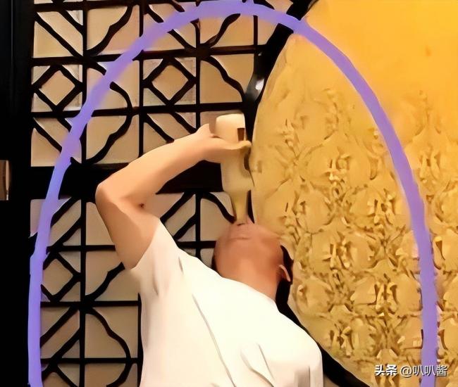 手机在桌缝里录了40分钟 他一顿饭就被卖了 手机在桌缝里录了40分钟 他一顿饭就被卖了