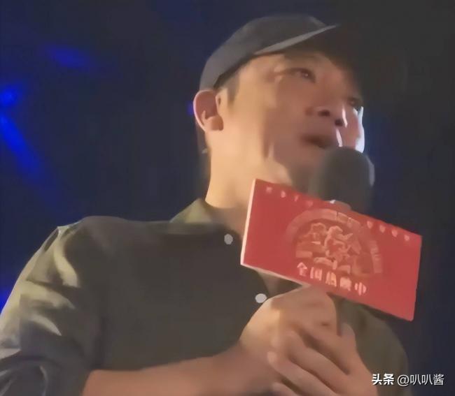 手机在桌缝里录了40分钟 他一顿饭就被卖了 手机在桌缝里录了40分钟 他一顿饭就被卖了