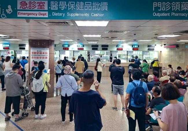 台湾进入新冠流行期 公费快筛有限 引爆民怨 台湾进入新冠流行期 公费快筛有限 引爆民怨