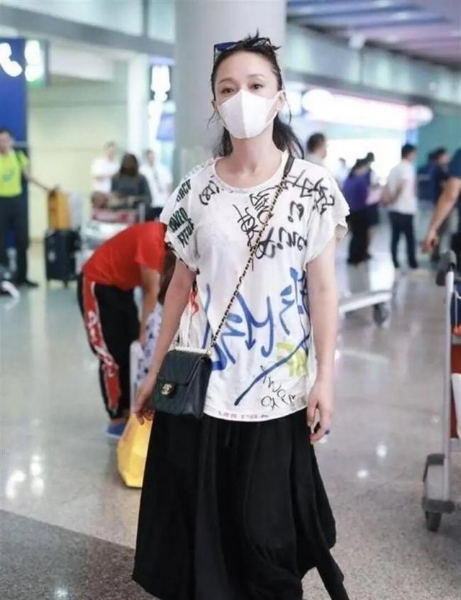 51岁周迅机场生图被拍 像20岁姑娘 全身百元货 51岁周迅机场生图被拍 像20岁姑娘 全身百元货