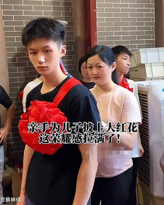 “爸爸风华绝代，妈妈一脸苦相” 这家人火了