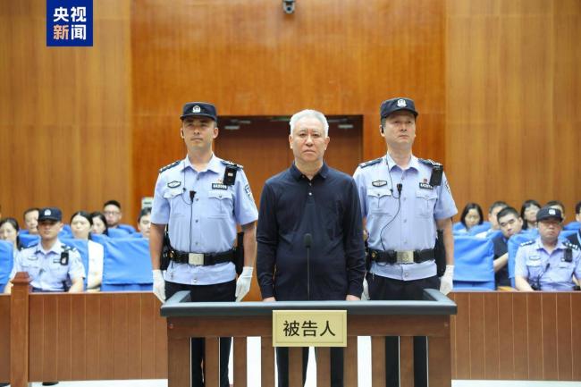 他才是恒大真正主人 身价520亿 娶小21岁女星