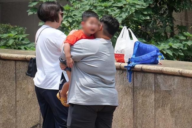 Selina中年发福,肚子比老公还大 Selina中年发福,肚子比老公还大