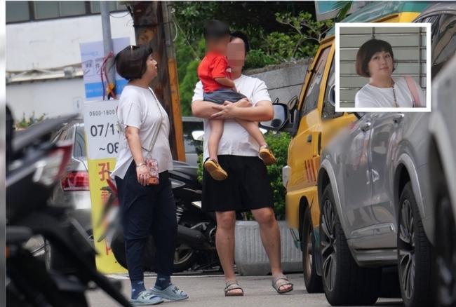 Selina中年发福,肚子比老公还大 Selina中年发福,肚子比老公还大